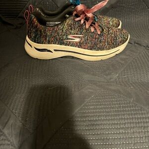 EUC WOMENS CUTE SKECHERS SIZE 9